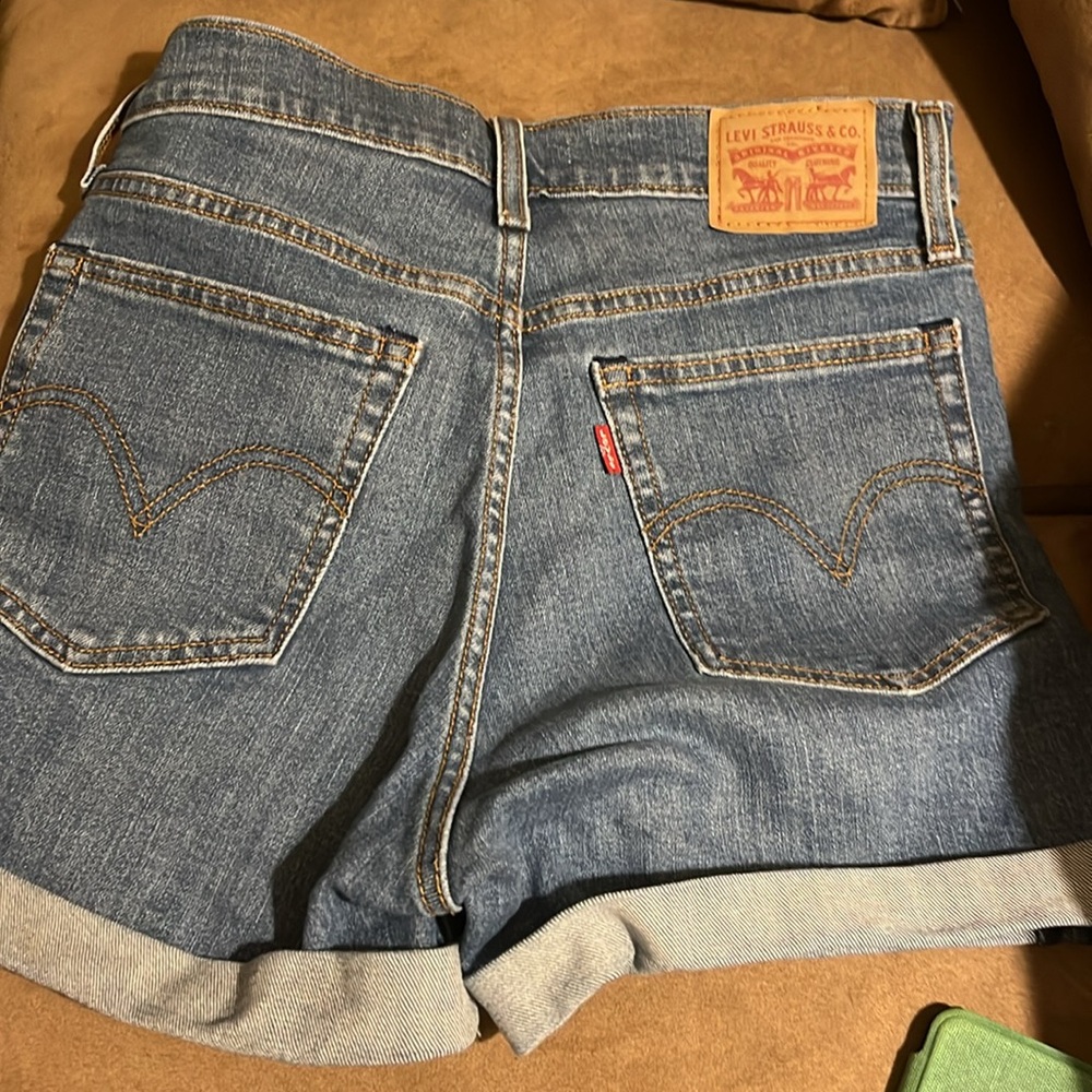 LEVI's Wedgie Short Cuffed Medium Wash Button Front Jean Shorts Size 29. Exec